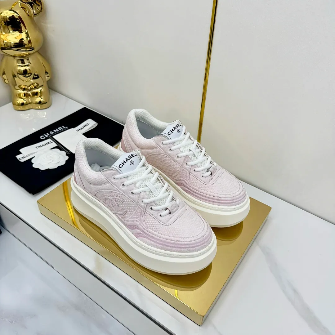 👟👟Ex-factory price 680👟👟 Upgraded version, upgraded version, upgraded version! No rebuttal accepted! ! ! ! Chanel Chanel panda shoes! 2025 counter's top casual sports shoes. This classic design; the upper is electro-embroidered with a variety of techniques; the outsole is fashionable and sporty; the unusual inclusion of a variety of color matching elements... The diversified mix and match is very good-looking and versatile, and can be used for leisure, fashion, sports, and outdoor... ꫛꫀꪝ Go➫ Materials: ❶Upper made of: original imported first-layer silk cowhide + original waterproof cloth + original first-layer cowhide ❷Inner lining: Original Yangli+Net ❸Outsole based on: Original TPU combination outsole Counter boutique packaging complete set for women 35–41 👉 👉 👉 👉 👉 👉 👉